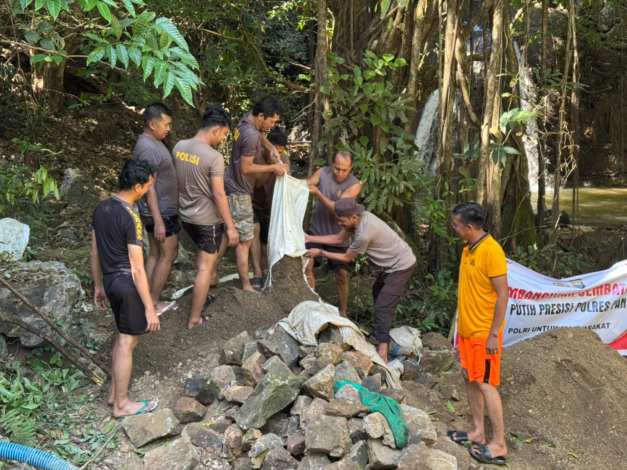 Polres Pangkep Bersama Pemerintah Desa Bonto Birao dan Tokoh Masyarakat Laksanakan Pembangunan Jembatan Presisi