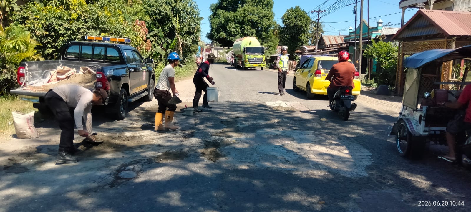 Security PT Semen Tonasa Bersama Polsek Bungoro Laksanakan Penambalan Jalan Berlubang di Jalan Poros Tonasa